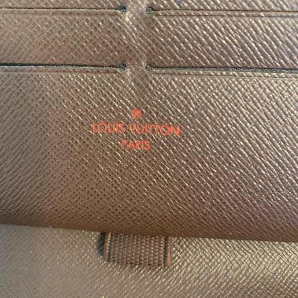 Louis Vuitton wallet or Clutch - Picture 9 of 9